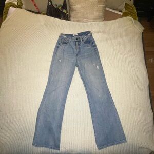 Pistola denim. Wide leg fit, light wash.